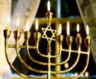 Εννέα-διακλαδισμένης πολυέλαιος με αναμμένα κεριά, ένα Hanukiah που χρησιμοποιούνται στον εορτασμό της Hanukkah